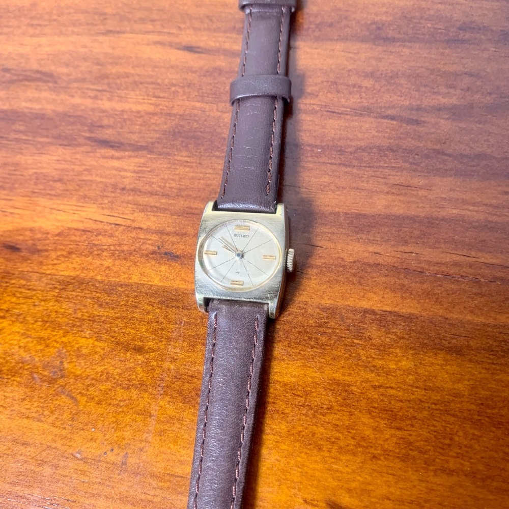 Seiko women’s mechanical wind up vintage watch